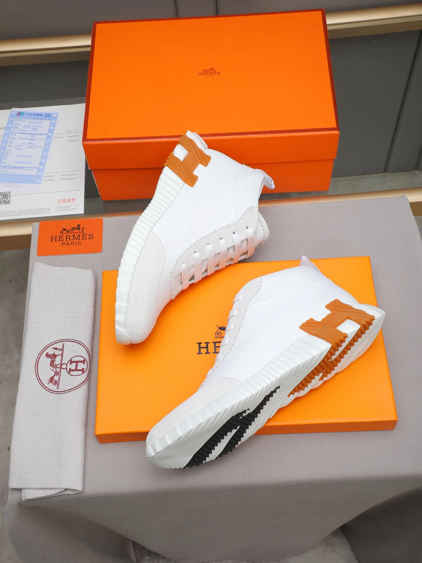 PPP460 (Hermes high-top men's shoes)🆕Men's sports shoes, decorated with textured calfskin details. Spliced ​​with original cowhide, this shoe draws inspiration from the equestrian world, integrating technical details and practical functions. Breathable sheep lining, original combination outsole, high-end quality, and every detail is perfectly combined! Size: 38-44 (45 can be customized)